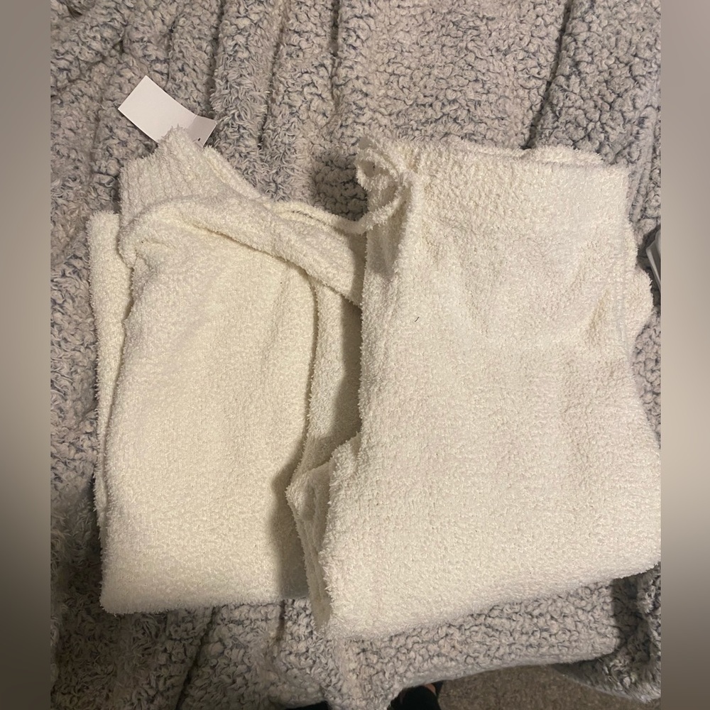 Uniqlo 2 piece fuzzy set with turtle neck and sweatpants